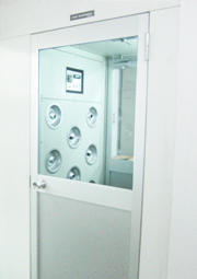 クリーンルームは、1989年発売パスポートサイズのビデオカメラに使う機構部品の製作時に設置しました。