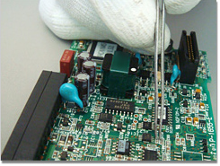 商品の傷や歪み、付属品の有無を検査前にチェックします。