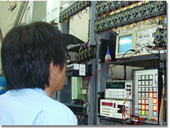 精密機械を使った検査を行います。