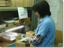 商品の傷や歪みの有無を確認し、箱や梱包に破れが無いか確認します。